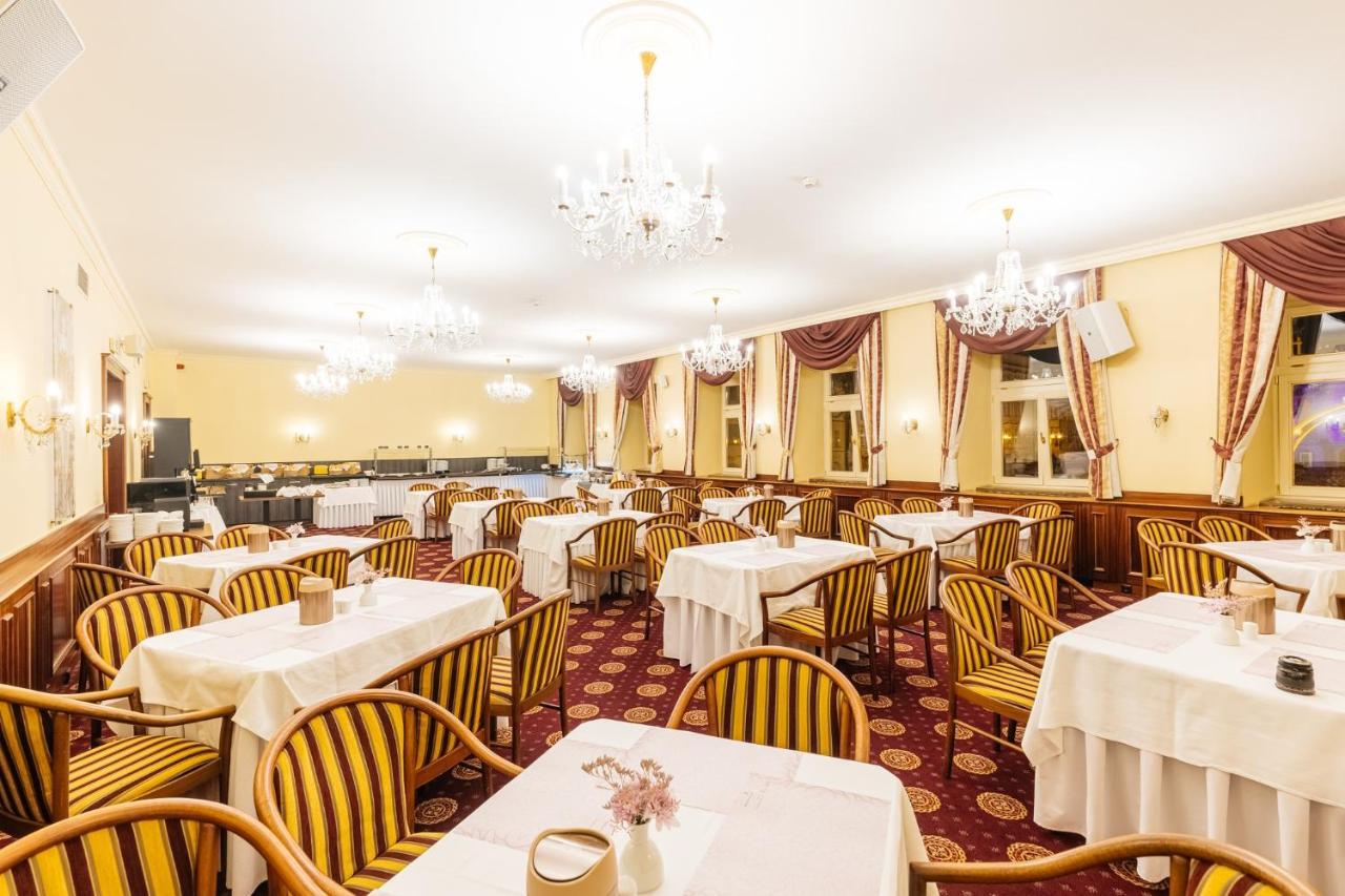 מלון Grandhotel Zvon 4*