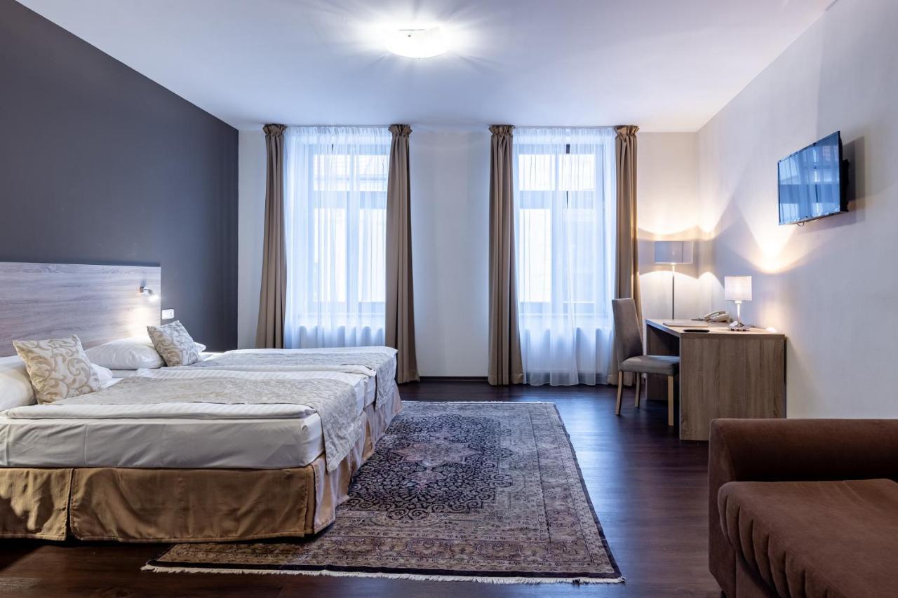 מלון Grandhotel Zvon 4*