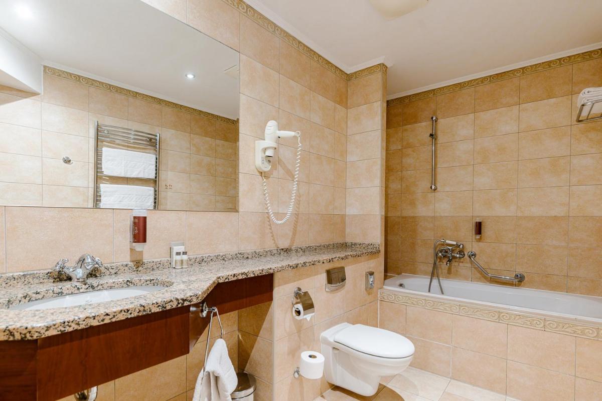 מלון Grandhotel Zvon 4*